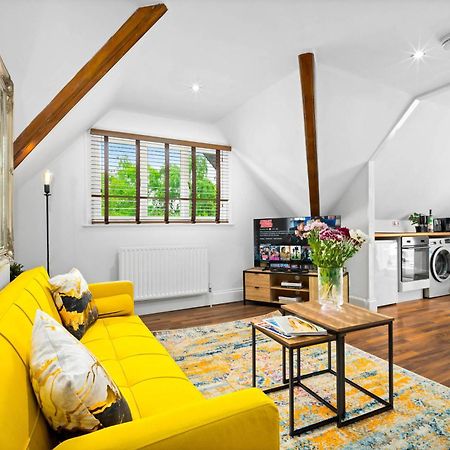 Stylish Apartment - Parking - Outdoor Terrace - Wolverhampton - Netlix - Wifi - 9Bpc Buitenkant foto
