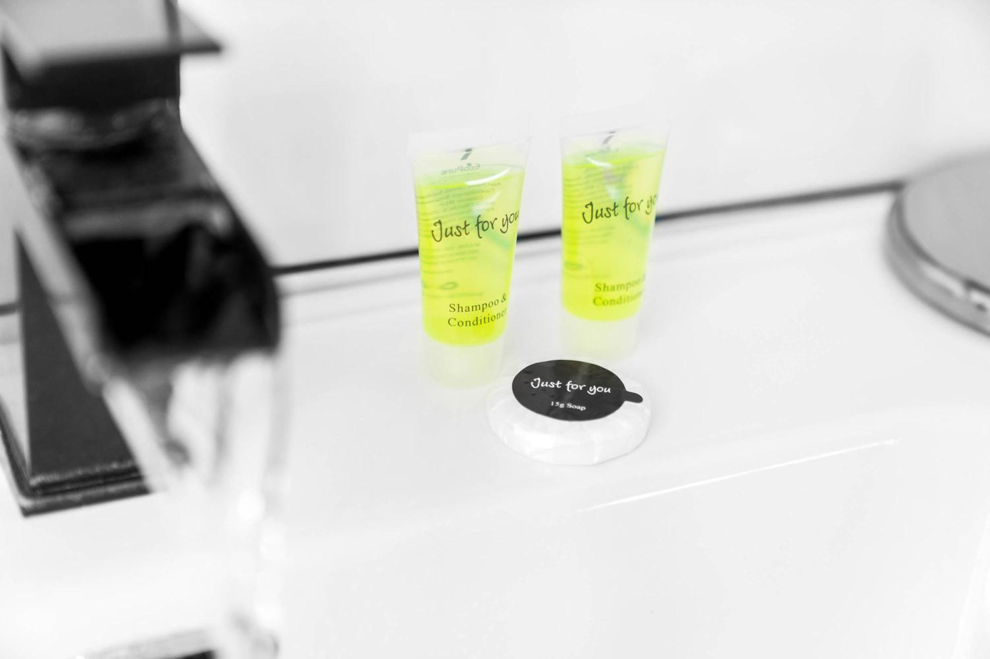 Stylish Apartment - Parking - Outdoor Terrace - Wolverhampton - Netlix - Wifi - 9Bpc Buitenkant foto