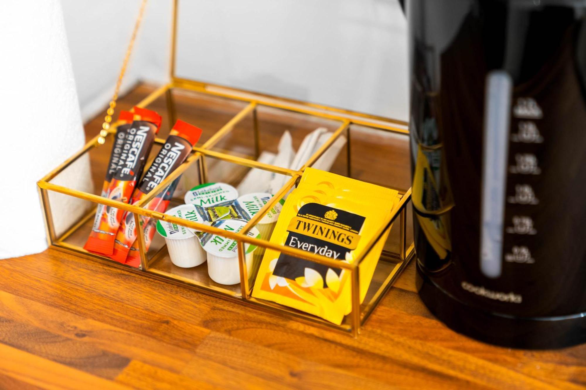 Stylish Apartment - Parking - Outdoor Terrace - Wolverhampton - Netlix - Wifi - 9Bpc Buitenkant foto