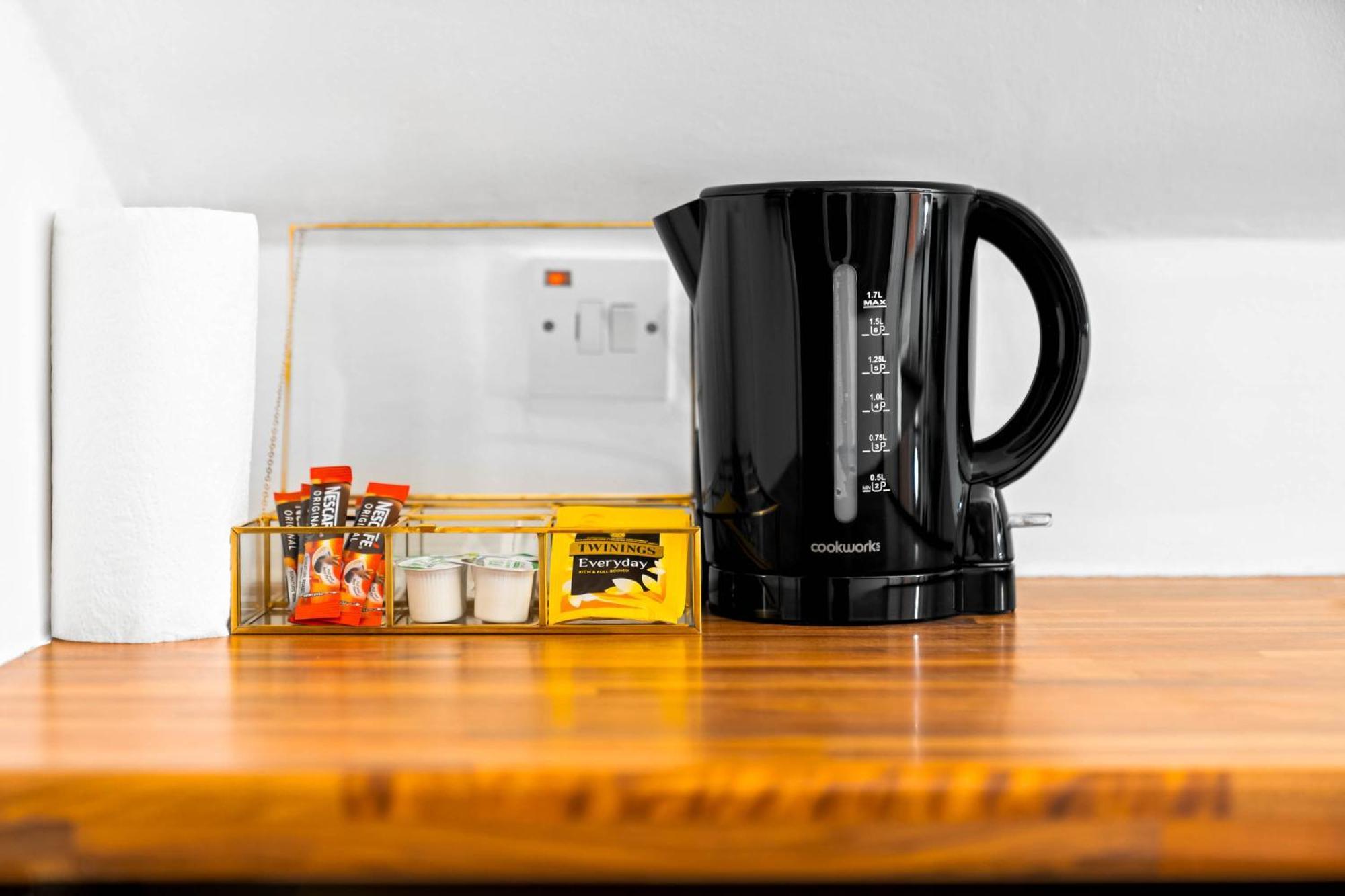 Stylish Apartment - Parking - Outdoor Terrace - Wolverhampton - Netlix - Wifi - 9Bpc Buitenkant foto