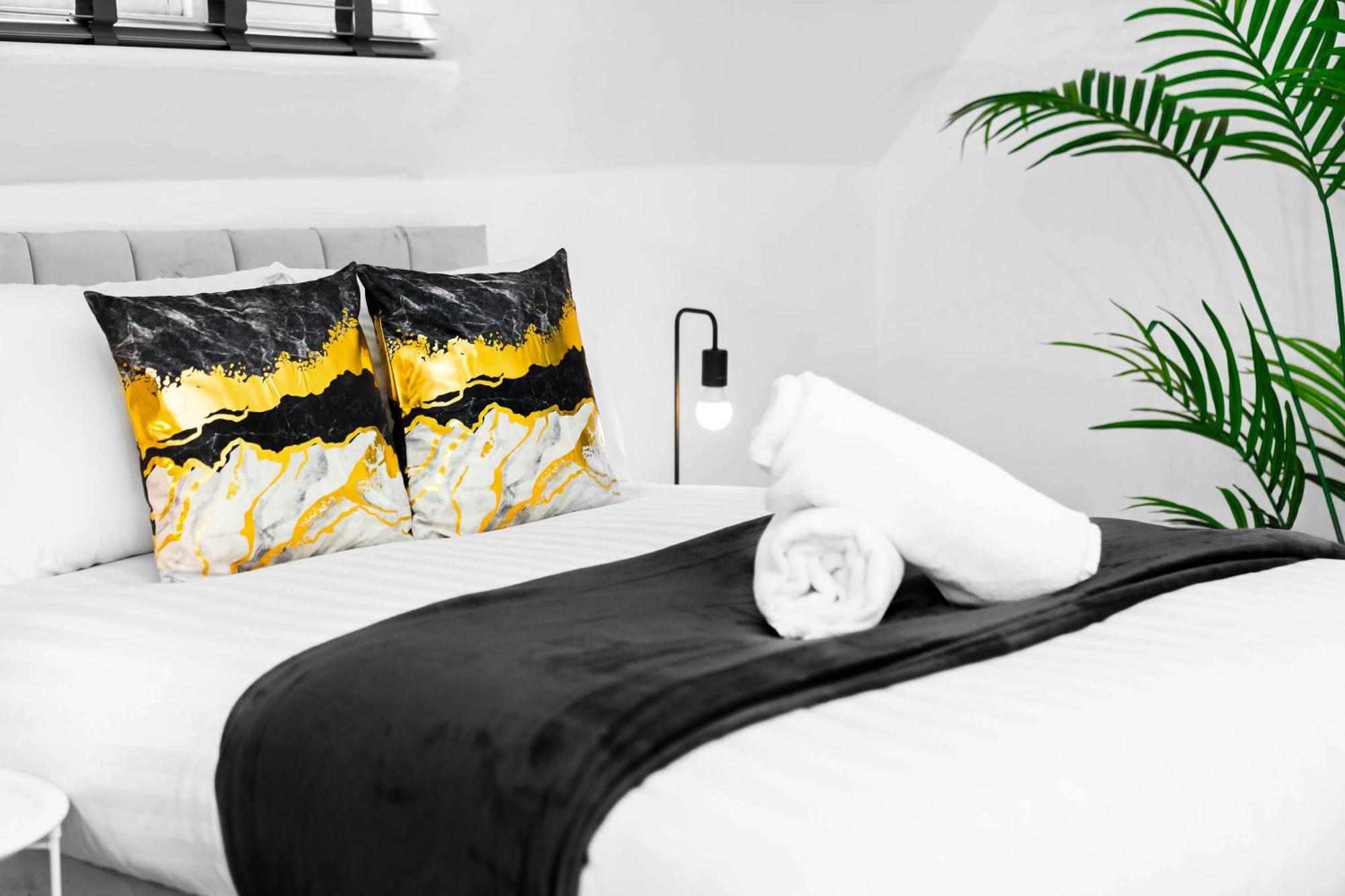 Stylish Apartment - Parking - Outdoor Terrace - Wolverhampton - Netlix - Wifi - 9Bpc Buitenkant foto