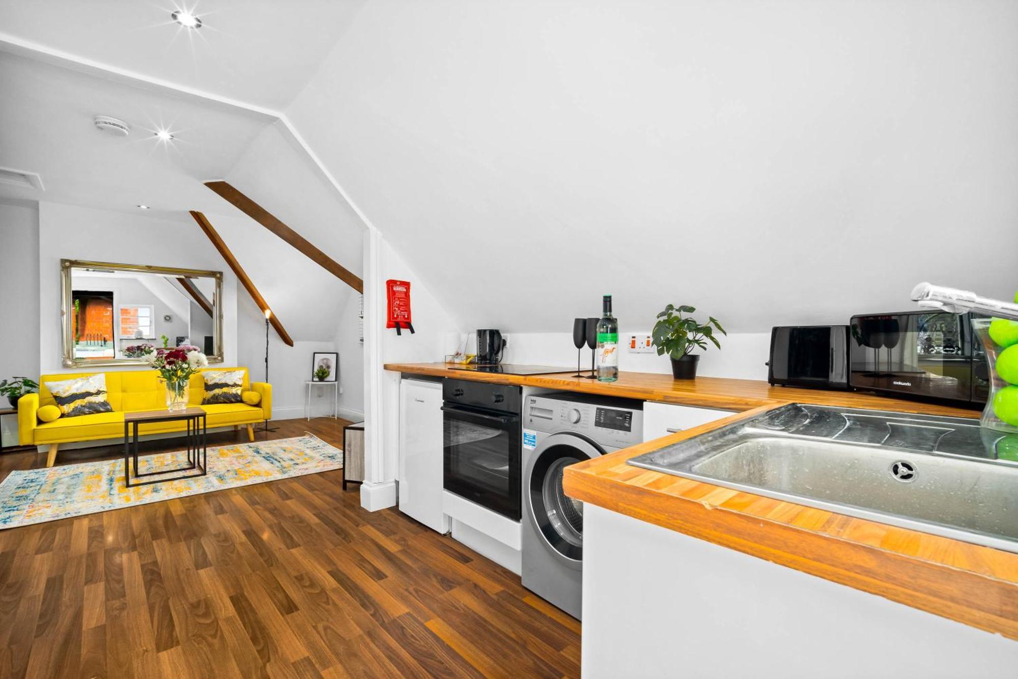 Stylish Apartment - Parking - Outdoor Terrace - Wolverhampton - Netlix - Wifi - 9Bpc Buitenkant foto