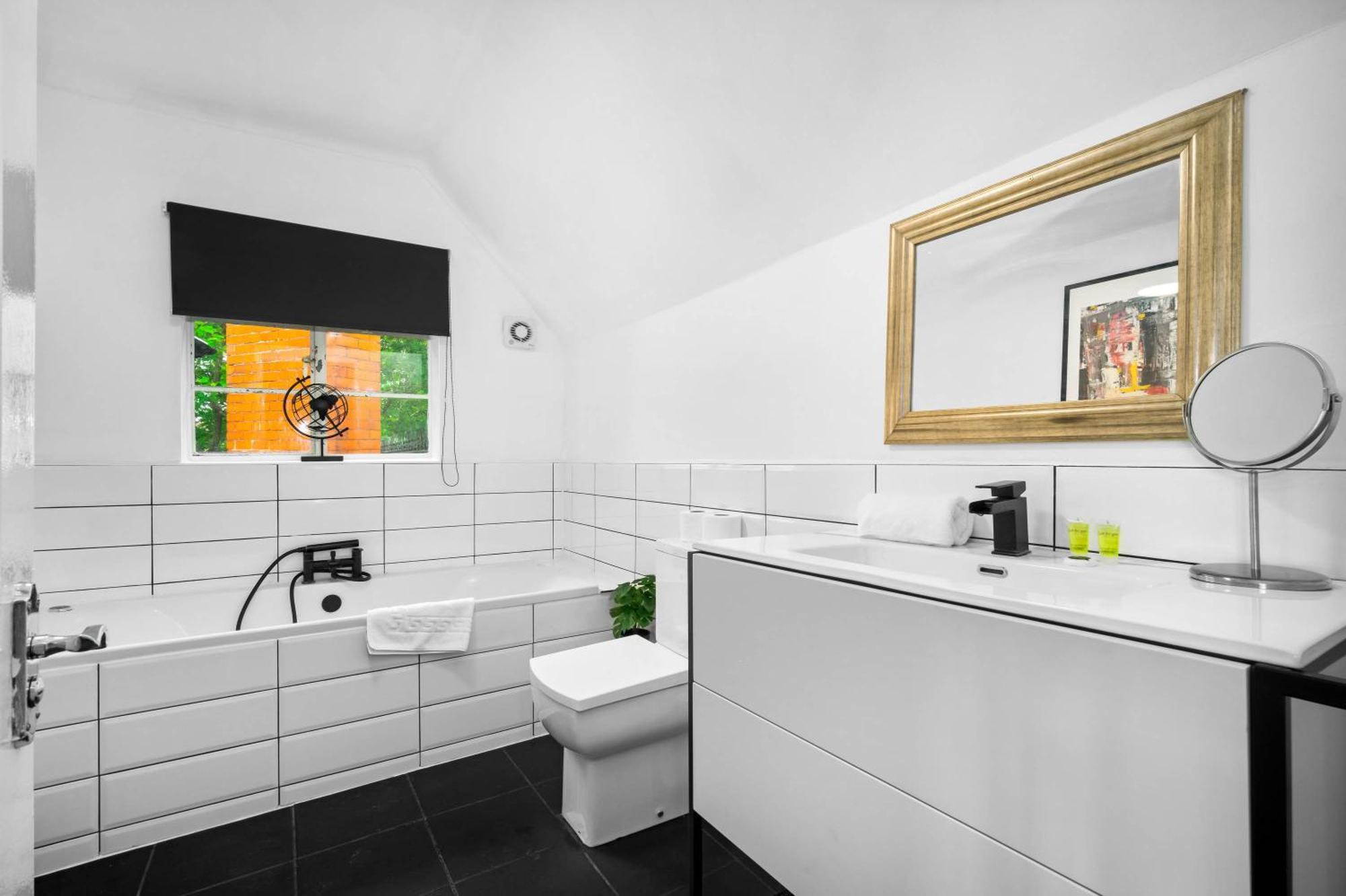 Stylish Apartment - Parking - Outdoor Terrace - Wolverhampton - Netlix - Wifi - 9Bpc Buitenkant foto