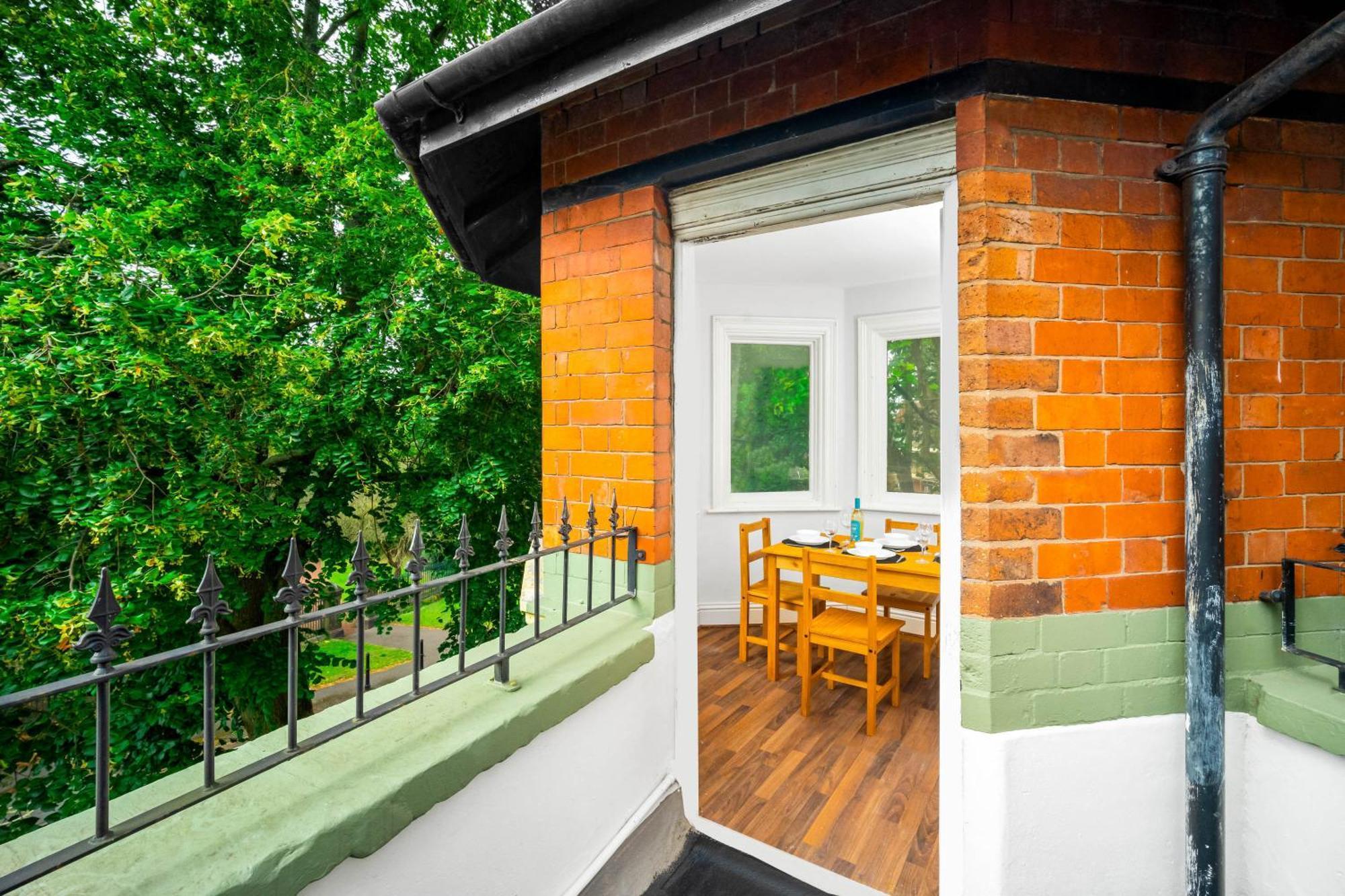 Stylish Apartment - Parking - Outdoor Terrace - Wolverhampton - Netlix - Wifi - 9Bpc Buitenkant foto