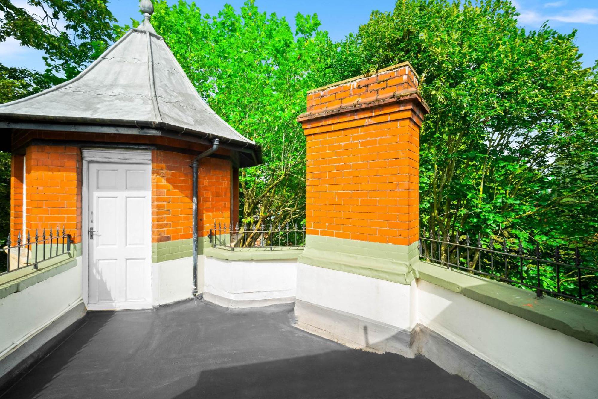 Stylish Apartment - Parking - Outdoor Terrace - Wolverhampton - Netlix - Wifi - 9Bpc Buitenkant foto